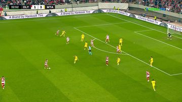 Η ευκαιρία του Φορτούνη για να κάνει το 3-2 του Ολυμπιακού