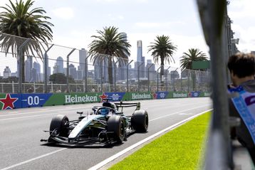 Ο Ράσελ συνέτριψε τον ανταγωνισμό στην Αυστραλία και κατέκτησε την πρώτη πολ ποζίσιον της σεζόν