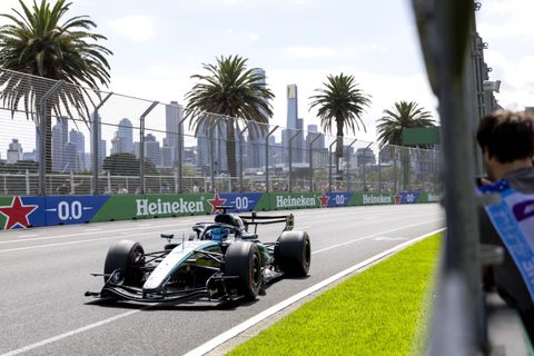 Ο Ράσελ συνέτριψε τον ανταγωνισμό στην Αυστραλία και κατέκτησε την πρώτη πολ ποζίσιον της σεζόν