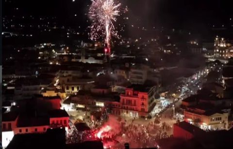 Χαμός στην Καλαμάτα: Το πούλμαν έφτασε και τα καπνογόνα πήραν φωτιά... (vid)