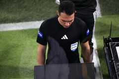 Σφύριγμα για πέναλτι για την ΑΕΚ, αλλαγή απόφασης με VAR