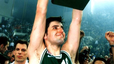 Η ιστορία του λάβαρου που κατέβηκε από το T-Center λόγω Μποντιρόγκα