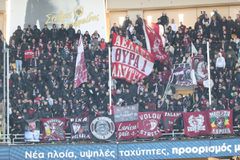 Η  «βυσσινί» εξέδρα στη Νέα Φιλαδέλφεια (pic)