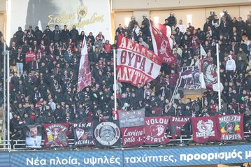 Η  «βυσσινί» εξέδρα στη Νέα Φιλαδέλφεια (pic)