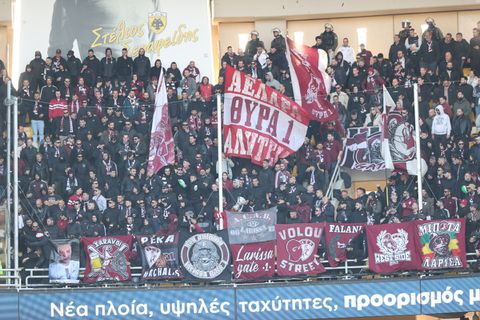 Η  «βυσσινί» εξέδρα στη Νέα Φιλαδέλφεια (pic)