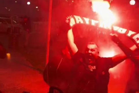 Μπλόκο... αποθέωσης στα Μέγαρα για την Καλαμάτα: Οπαδοί έστησαν πάρτι και σταμάτησαν το πούλμαν της ομάδας