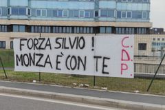 «Σίλβιο η Μόντσα είναι μαζί σου»: Το μήνυμα συμπαράστασης των οπαδών της ομάδας προς τον Μπερλουσκόνι