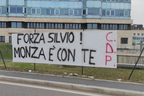 «Σίλβιο η Μόντσα είναι μαζί σου»: Το μήνυμα συμπαράστασης των οπαδών της ομάδας προς τον Μπερλουσκόνι