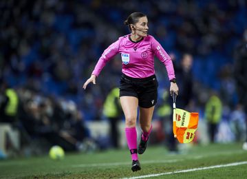 Η επίθεση με μπουκάλια και νομίσματα, η θητεία στον στρατό και η γυναίκα - πρότυπο στην Ισπανία: Ποια είναι η βοηθός διαιτητή του Θέρο Γκράντε στη Λεωφόρο (vids)