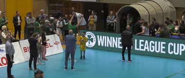 Συγκινητικός Πετρέας: Ύψωσε τη φανέλα του Ιερεθουέλο κατά τη διάρκεια της απονομής του Λιγκ Καπ