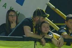 Το κλάμα ενός μικρού οπαδού του Άρη μετά την ήττα από τον Παναθηναϊκό και το φιλί παρηγοριάς από τον πατέρα του