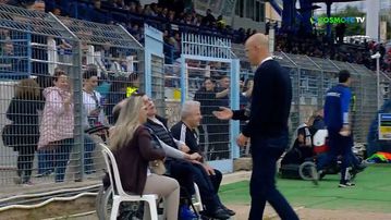 Η αγκαλιά και η φωτογραφία του Βόκολου με τους φίλους της Λαμίας