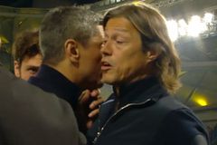 Ένταση ανάμεσα σε Λουτσέσκου και Αλμέιδα στο τέλος του αγώνα