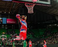 Οι Harlem Globetrotters έφτασαν στην Θεσσαλονίκη και ξεσηκώνουν το κλειστό στο εκπαιδευτήριο «Μαντουλίδη» (vids)