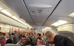 Αποθέωση για Νίκολιτς στο αεροπλάνο και οι ατάκες του πιλότου για την ΑΕΚ (vids)