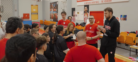 Με την παρουσία του Σάσα Βεζένκοβ η πασχαλινή εκδήλωση του One Team του Ολυμπιακού (vid)