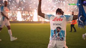 Συγκλονιστικές εικόνες στο «Ντιέγκο Αρμάντο Μαραντόνα» - «Λαμπάδιασε» η Νάπολη (vid)