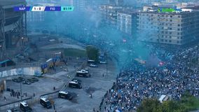 Κατάμεστοι οι δρόμοι από Ναπολιτάνους γύρω από το «Ντιέγκο Μαραντόνα»