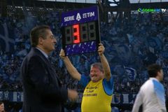 Ο φροντιστής της Νάπολι σήκωσε τον πίνακα καθυστερήσεων με τον αριθμό τρία για να πανηγυρίσει το πρωτάθλημα (vid)