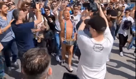 Ιταλός ηθοποιός εμφανίστηκε γυμνός στη Νάπολη μετά την κατάκτηση του τίτλου (vid)