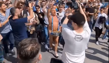 Ιταλός ηθοποιός εμφανίστηκε γυμνός στη Νάπολη μετά την κατάκτηση του τίτλου (vid)