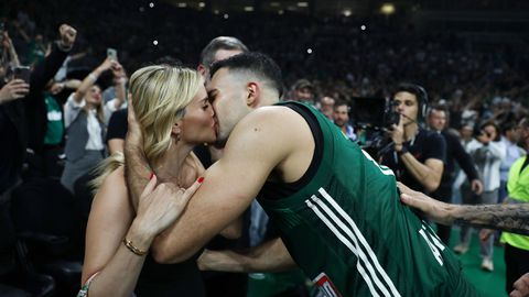 Το φιλί του Σλούκα στη σύζυγό του μετά την πρόκριση του Παναθηναϊκού στο Final 4 (vid)