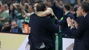 Η αγκαλιά Σλούκα - Αταμάν μετά την πρόκριση του Παναθηναϊκού στο Final 4 (vid)