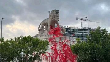 Οπαδοί της Μπενφίκα βανδάλισαν το άγαλμα του λιονταριού κοντά στο γήπεδο της Σπόρτινγκ πριν το ντέρμπι (pics)