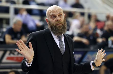Ο Καντσελιέρι για την παραμονή στον ΠΑΟΚ: «Να βάλουμε μια καμινάδα να δούμε αν θα βγάλει λευκό ή μαύρο καπνό»!
