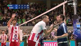 Απίστευτες διαμαρτυρίες Ατανασίεβιτς, Τράβιτσα στον διαιτητή, ξεσπώντας και στο φιλέ: «Ντροπή σου, ντροπή σου!» (video)