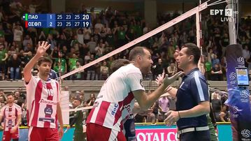 Απίστευτες διαμαρτυρίες Ατανασίεβιτς, Τράβιτσα στον διαιτητή, ξεσπώντας και στο φιλέ: «Ντροπή σου, ντροπή σου!» (video)