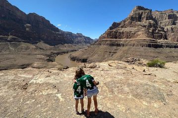 Ο Πέρεθ φωτογράφισε τις κόρες του στα «πράσινα» και με θέα το φαράγγι Γκραν Κάνιον