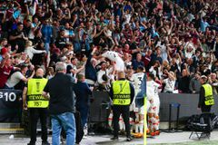 Με ήρωα τον Μπόουεν η Γουέστ Χαμ κατέκτησε το Conference League και τον πρώτο της τίτλο μετά από 43 χρόνια!