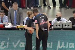 H στιγμή της προσωρινής διακοπής του δεύτερου τελικού λόγω υβριστικών συνθημάτων (vid)