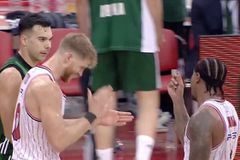 Ο Κάνααν έκανε χειρονομία «λεφτά» στον Σλούκα (vid)