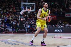 Η Φενέρ τα... χρειάστηκε, αλλά με πρωταγωνιστή τον Γκούντουριτς βρέθηκε με το ενάμιση πόδι στους τελικούς