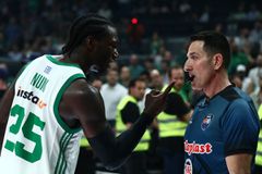 Ο Ολυμπιακός έκανε καταγγελία για επίθεση του Ναν στον διαιτητή Θεωνά