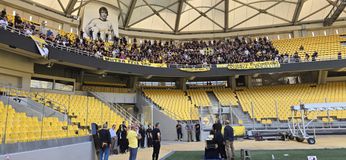 Ανατριχίλα με το φέρετρο του Χατζηχρήστου εντός γηπέδου της ΑΕΚ και γεμάτη την θύρα 40