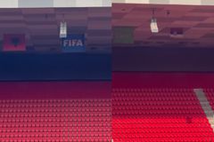 Η... μικροσκοπική σημαία της Σερβίας που έβαλαν οι Αλβανοί στο γήπεδο ενόψει του μεταξύ τους ματς