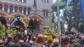 «Δεν θα σε ξεχάσουμε ποτέ αρχηγέ» από τον κόσμο της ΑΕΚ στην κηδεία του Χατζηχρήστου