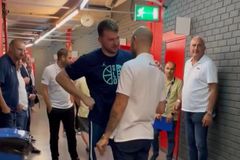 Η συνάντηση και η αγκαλιά Σπανούλη - Ντόντσιτς στα αποδυτήρια μετά το τέλος του αγώνα Ελλάδα-Σλοβενία