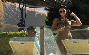 Σιγά μην σκάσει: Ο Εμπαπέ στη Σαρδηνία με δύο μελαχρινές! (pic)