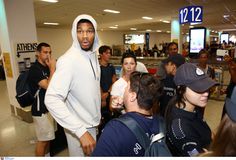 Πλήθος κόσμου και ζεστό χειροκρότημα κατά την άφιξη της Εθνικής