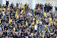 Έντονη η παρουσία των φίλων της ΑΕΚ στις εξέδρες του Αλφαμέγα