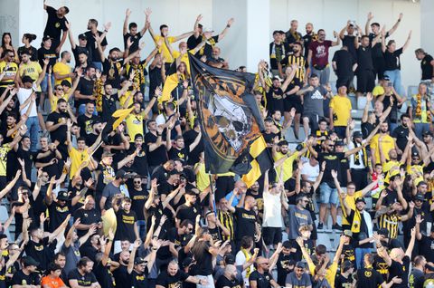 Έντονη η παρουσία των φίλων της ΑΕΚ στις εξέδρες του Αλφαμέγα