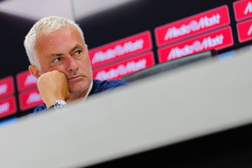 Ο Μουρίνιο προκάλεσε Ολλανδό δημοσιογράφο μετά την ήττα της Φενέρμπαχτσε από τη Φέγενορντ: «Καλώς ήρθατε στην κόλαση»