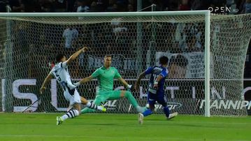 Ο Παβλένκα σταμάτησε δύο φορές τους παίκτες της Βόλφσμπεργκερ (vids)