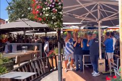 «Ελλάς ολέ ολέ»: Χαμός στο Αιντχόφεν από τους φίλαθλους της Εθνικής (vid)