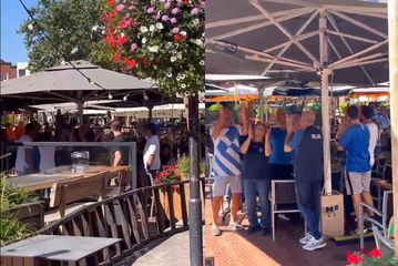«Ελλάς ολέ ολέ»: Χαμός στο Αιντχόφεν από τους φίλαθλους της Εθνικής (vid)