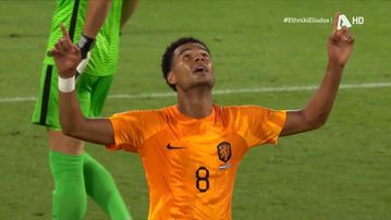 Ο Χάκπο αμαρκάριστος εκτελεί τον Βλαχοδήμο, άψογη συνεργασία για την Ολλανδία και 3-0 με κεφαλιά του Βέγκχορστ (vids)